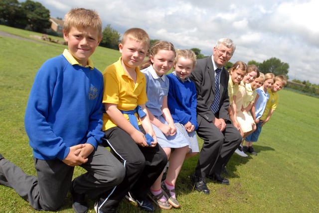 Headteacher David Boyle posed for a final photo with some of the pupils before his retirement 16 years ago.
