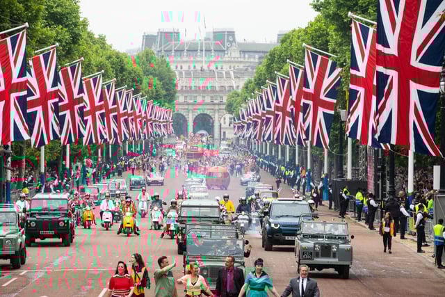 The parade makes its way down the Mall