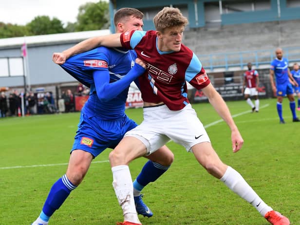 Alex Kempster battles for possession. Photo: Kev Wilson