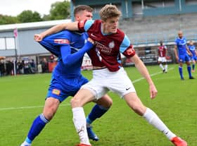 Alex Kempster battles for possession. Photo: Kev Wilson