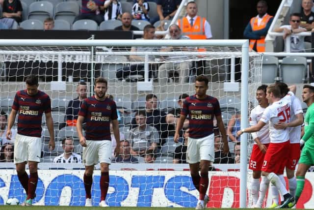 Newcaslte's players after Augsburg's goal.