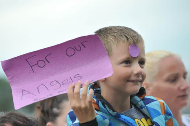 One of the young fans at the concert had his own reminder of Chloe and Liam.