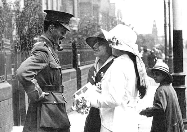 An officer and two fundraising women in Ocean Road, during the First World War.