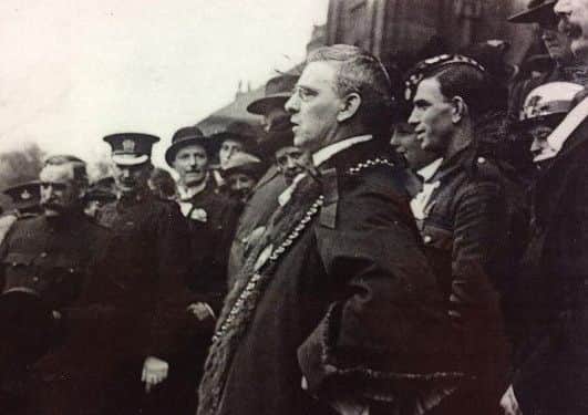 Private Henry Robson on the town hall steps with the Mayor of South Shields in 1915.