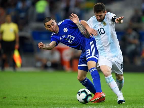 BELO HORIZONTE, BRAZIL - JUNE 19: Lionel Messi of Argentina fights for the ball with Miguel Almiron of Paraguay during the Copa America Brazil 2019 group B match between Argentina and Paraguay at Mineirao Stadium on June 19, 2019 in Belo Horizonte, Brazil. (Photo by Pedro Vilela/Getty Images)