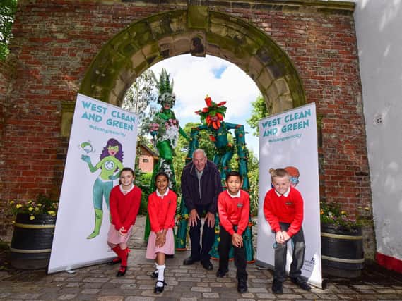 Coun Peter Gibson with Richard Avenue School Year 4 pupils l-r Malia Bruce, Maria Begum, Miguel Clemente and Aaron Mackie, all aged 9.