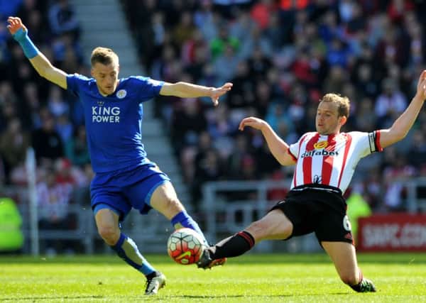 Jamie Vardy battles against Sunderland's Lee Cattermole. Picture by Frank Reid