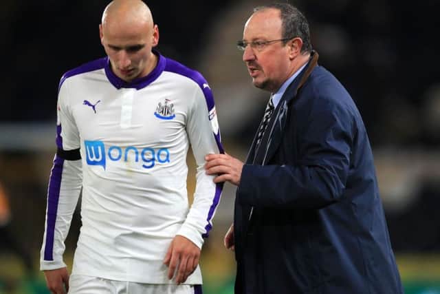 Newcastle United manager Rafa Benitez has a word with Jonjo Shelvey.