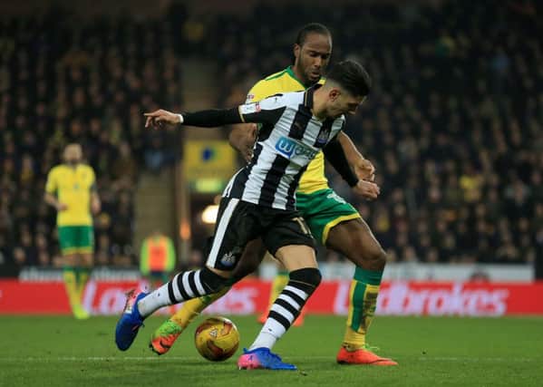 Newcastle United's Ayoze Perez (left) and Norwich City's Cameron Jerome (right) battle for the ball