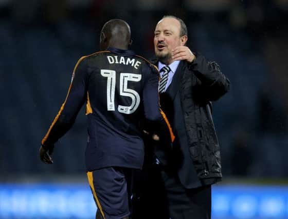 Rafa Benitez congratulates Mo Diame at the end of the game against Huddersfield