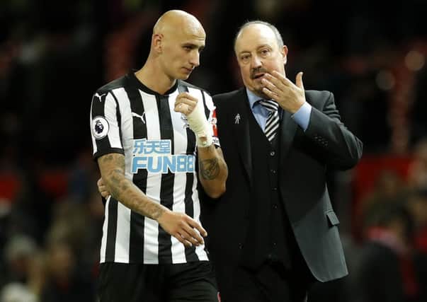 Newcastle United manager Rafael Benitez (right) speaks with Jonjo Shelvey.