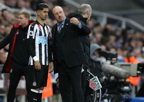 Newcastle United manager Rafael Benitez (right) instructs Ayoze Perez.
