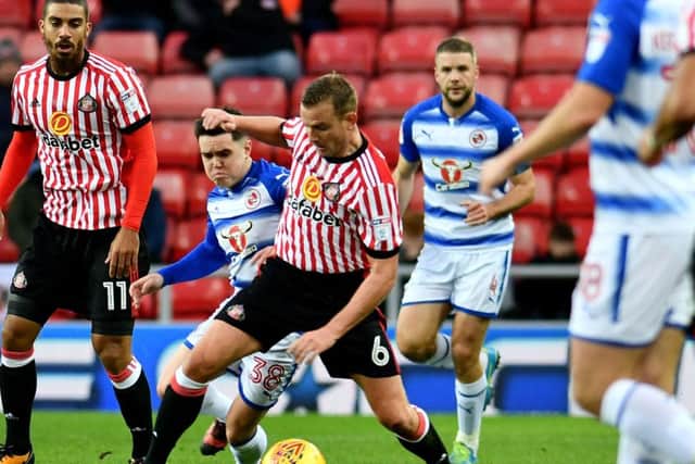 Lee Cattermole in action for Sunderland against Reading.