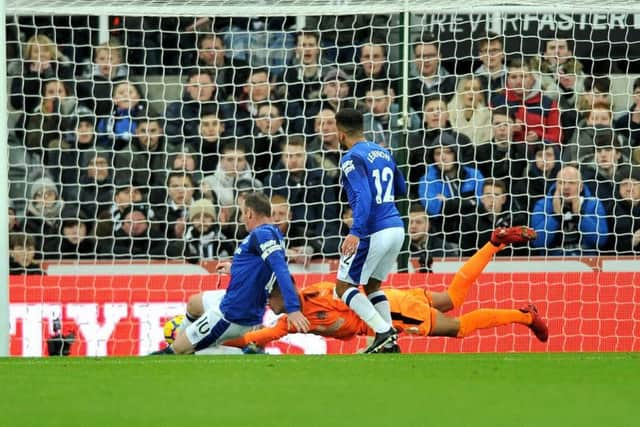 Wayne Rooney slides in to score for Everton after Karl Darlow spilled a header from Aaron Lennon.