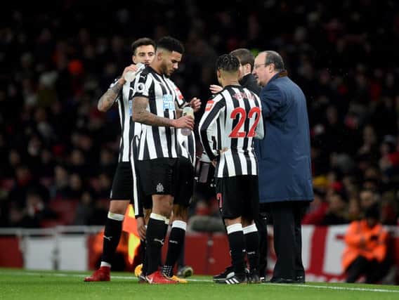Rafa Benitez, right, speaks to his players at the Emirates Stadium